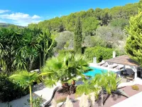 Spacious Retreat with Games - Villas