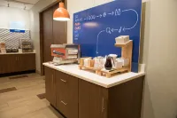 Holiday Inn Express & Suites LOUISVILLE N - JEFFERSONVILLE by IHG - breakfast