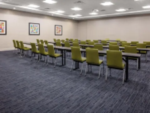 Holiday Inn Express & Suites MADISON by IHG Hotels in Lake County