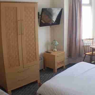 Flat - Sleeps 6 & on Street Parking Others
