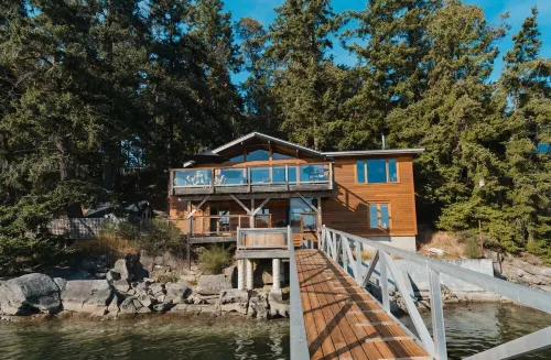 Your Cozy Seaside Sanctuary & Private Spa Getaway – 5 Min to Town!