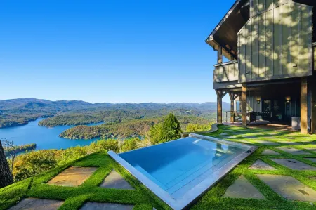SkyHaüs @Lake Burton - World-Class Views, Infinity Hot Tub, 3 Grills, & Porches.
