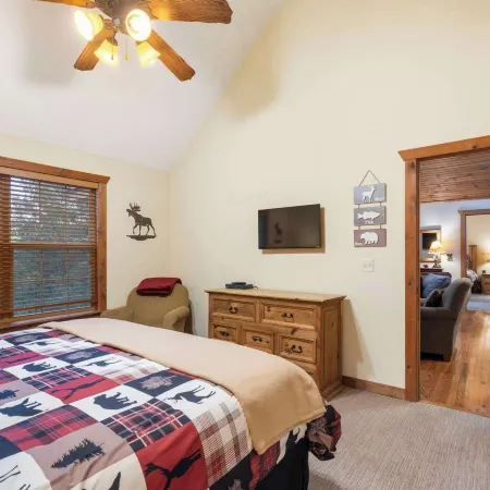 Simons Treetop Cabin 2 Bdr in Popular Resort!