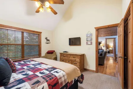 Simons Treetop Cabin 2 Bdr in Popular Resort!