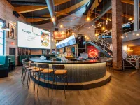 Sandman Hotel & Suites Calgary South Отели рядом с достопримечательностью «Железнодорожная станция Heritage C Train»