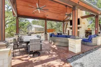 Enchanting Cabin with Private Patio and Charcoal Grill - Cozy Retreat