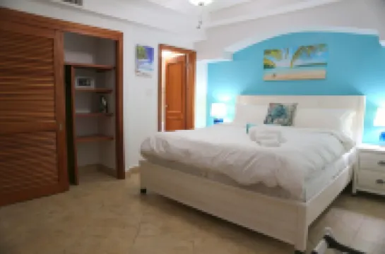 Oceanside Escape at Rainbow Beach Club – Pools, Views & Private Beach Access