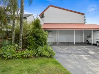 Chic 2-Bed Cabin-Style Home by Mooloolaba Beach