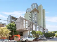 Chic 1-Bed Apartment in the Heart of Newtown - Homestays