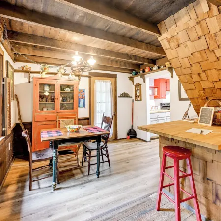 Trail Access & Tranquil Setting: Franklin Retreat!