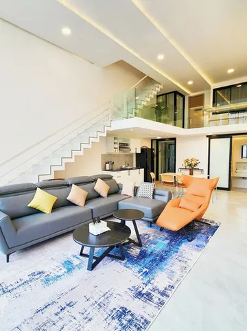 รูปภาพของทาวน์เฮาส์ขนาดใหญ่พร้อมทางเข้าสระว่ายน้ำ