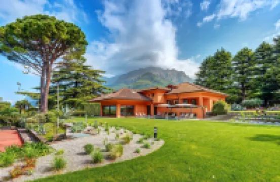 Lakefront Serenity Villa With Pool