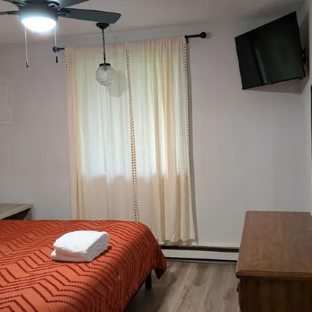 Charming 2-bedroom condo in McHenry Close To Lake Activities and Ski Resort Отели в г. Мак-Генри