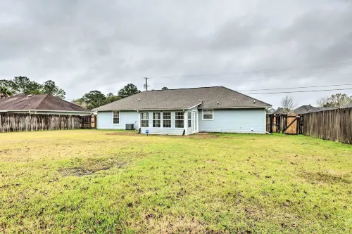 Ocean Springs Home w/ Sunroom ~ 5 Mi to Beach - Homestays