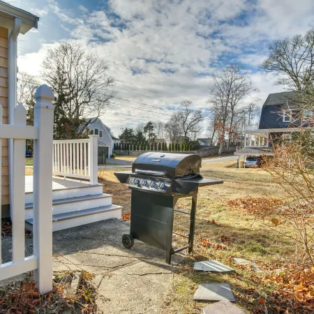 Walk to Monument Beach: Cape Cod Cottage w/ Grill
