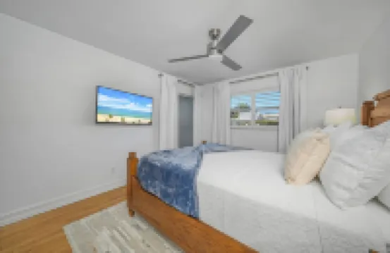 Downtown Naples Retreat - Walk to 5th Ave & Beach