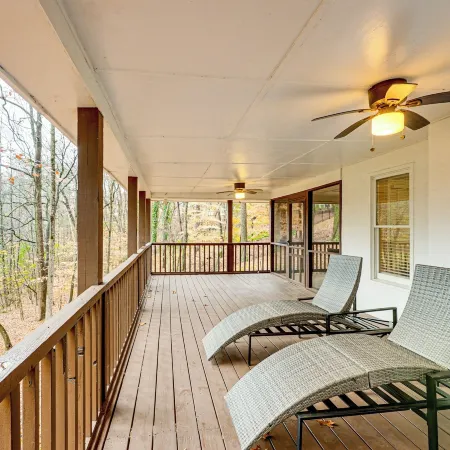 Tasteful Unit w/ Pool Table: 7 Mi to Lake Altoona!