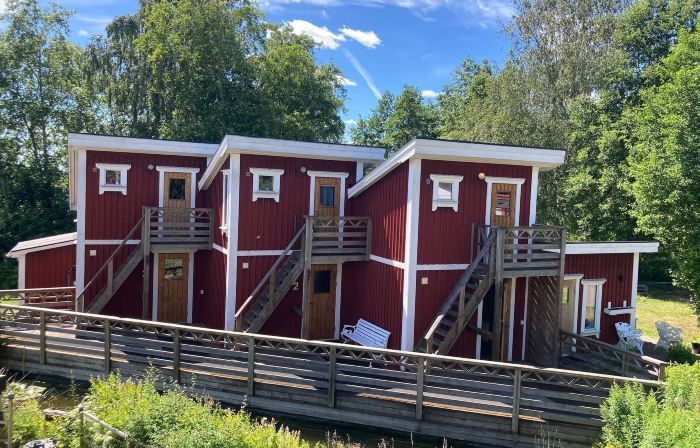 Madam Blås mysiga stugor med vedeldad bastu och badtunna