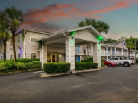 ホームステイ イン & スイーツ マックレニーのホテル