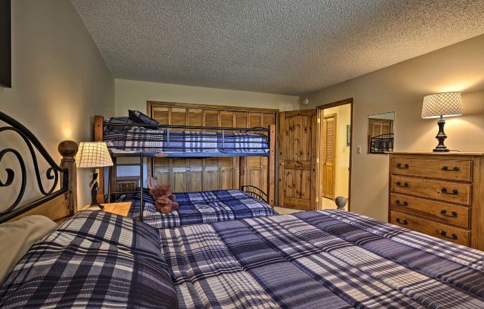 Eat, Sleep, Ski! Rustic Mtn Condo WiFi,TV, HotTub