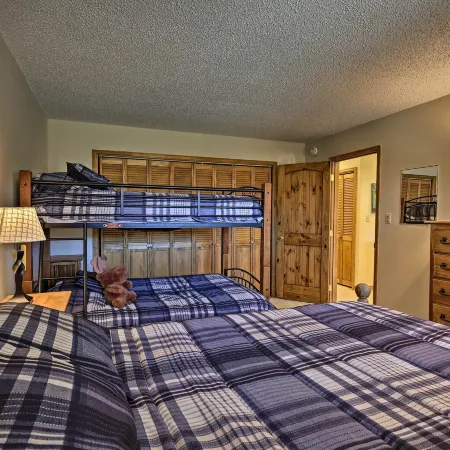 Eat, Sleep, Ski! Rustic Mtn Condo WiFi,TV, HotTub