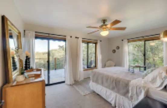 On-Site Winery and Tasting Room Oregon Bungalow!