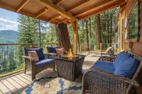 Das Tree Haus 1 Bedroom Home by NW Comfy Cabins by RedAwning - Chalets