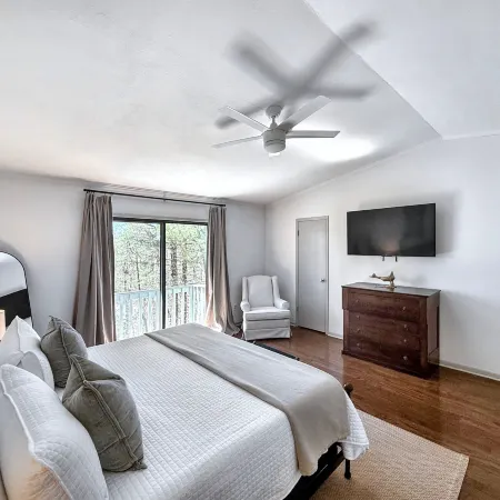 2 Bedroom Highlands Home with Fireplace and Mountain Views