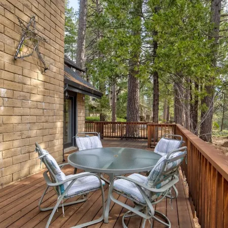 Cozy 4 Bedroom Cabin with Hot Tub in Blue Lake Springs