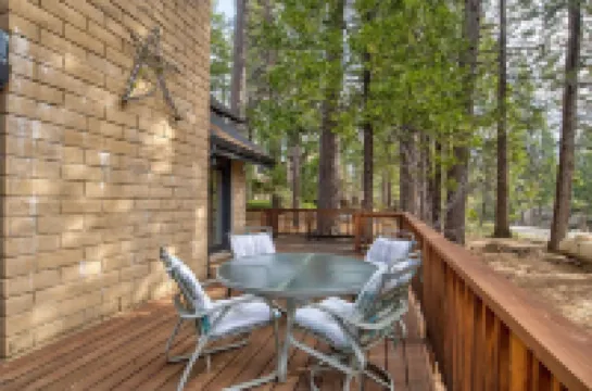 Cozy 4 bedroom Cabin with Hot Tub and BLS & Sequoia Woods access