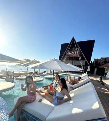 รูปภาพของมิราเคิล บีชคลับ เตียงอาบแดดหรู พร้อมเครดิตฟรี