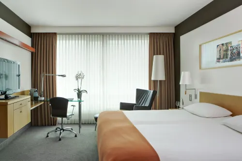 Steigenberger Airport Hotel Amsterdam - Airport Shuttle