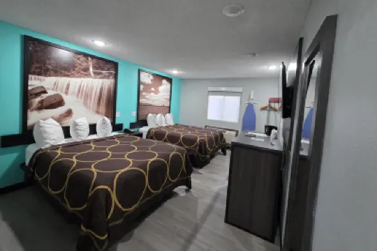 ซุปเปอร์ 8 บายวินด์แฮม เอ็มโพเรีย โรงแรมใน