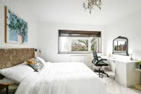 Windsor 5-bed House - Stroll to Castle - Sleeps 13 - balcony