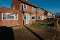 5 min to Heathrow Sleeps 15 Free Parking For 2