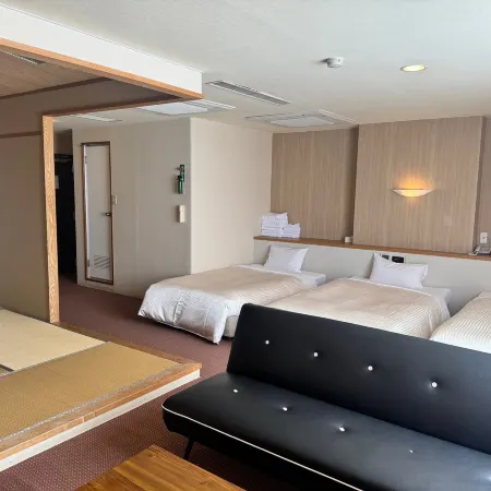 Sunsky Hotel Отели рядом с достопримечательностью «Железнодорожная станция Модзико»