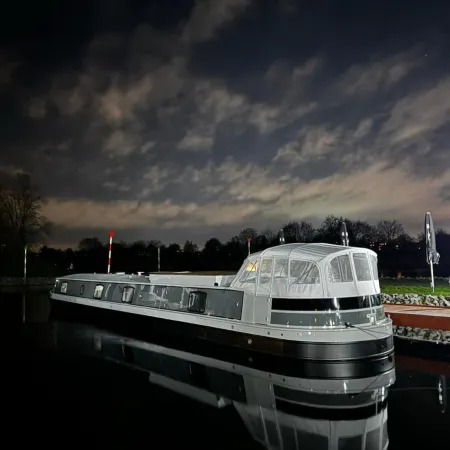 schwimmendes Wohnboot in Berlin Отели рядом с достопримечательностью «Шпандау»