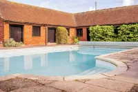 Stunning Five BD Home Near Tewkesbury - Swimmingpools