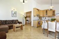 Bright flat with shared pool in Tar