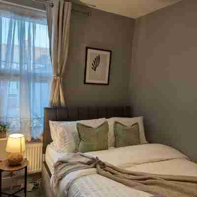 Luxury 3BR Home 20 Mins to London Garden Wi-Fi Rooms