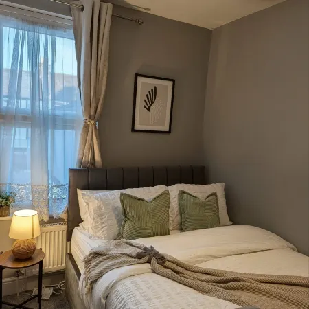 Luxury 3BR Home 20 Mins to London Garden Wi-Fi Hotel di Gravesend