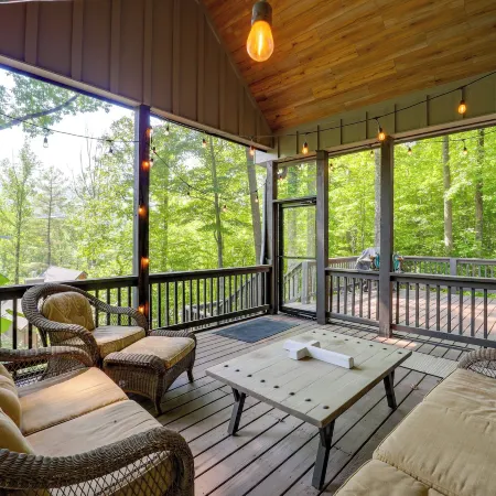 Screened Porch! Wooded Getaway in North Cove