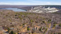 Estates Drive by Avantstay Pocono Cabin + Deck + Firepit Near Big Boulder & Jack Frost - Country Houses