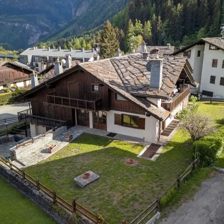 Family Apartment Steps From Ski Lifts