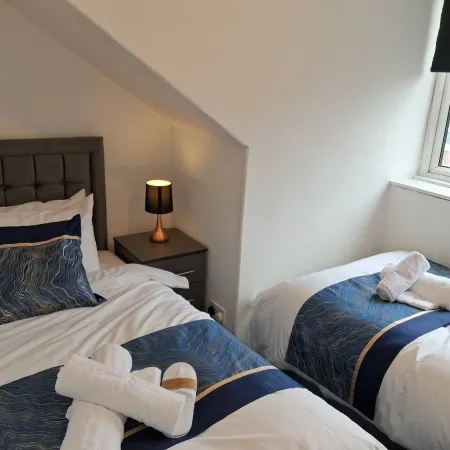 Spacious Leeds Home Sleeps 6 Free Parking