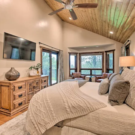 'Blue Spruce Cabin' w/ Hot Tub & Resort Amenities