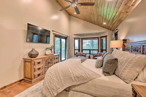 'Blue Spruce Cabin' w/ Hot Tub & Resort Amenities - 3-نجوم