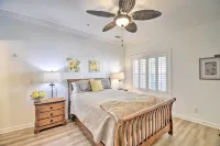 Ocean Isle Condo with Community Pool and Hot Tub! - parking
