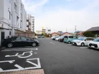 Okasan Hotel - parkir