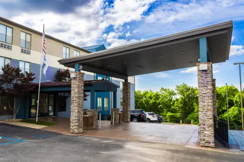 Holiday Inn Express OSAGE BCH - LAKE OF THE OZARKS by IHG - Bãi đậu xe